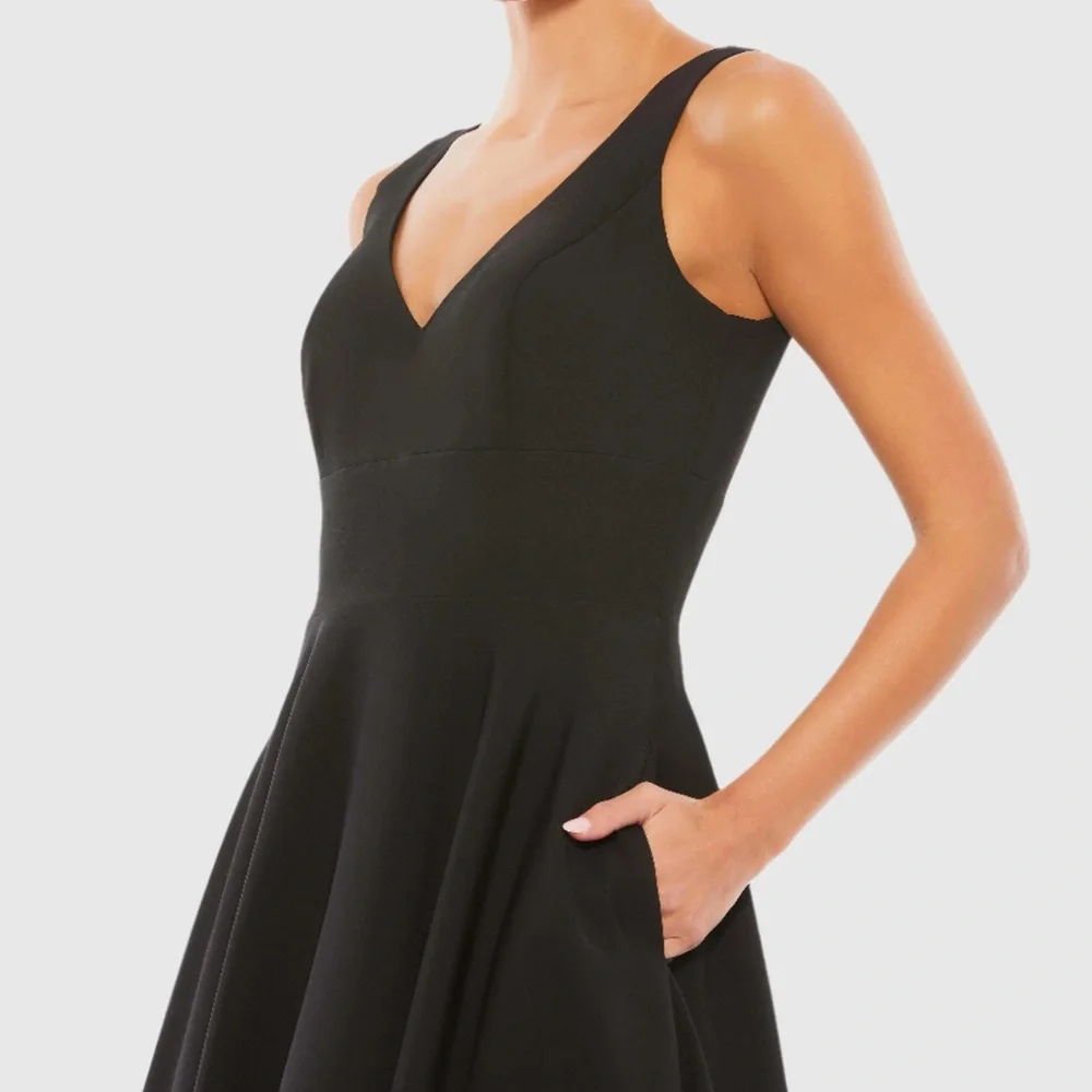 Mac Duggal Black Classic Full Ballgown Dress Sleeveless V neck. Pockets. sze 12 - Picture 2 of 7